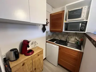 Cuisine ou kitchenette dans l'établissement Studio 3 personnes en station avec parking couvert - FR-1-787-115