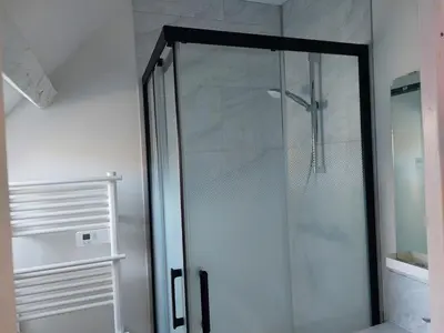 Salle de bains dans l'établissement Appartement en plein cœur du Massif du Sancy