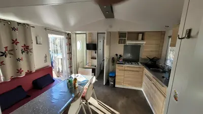 Cuisine ou kitchenette dans l'établissement Mobile-home confort 3 chambres au camping, La Bourboule
