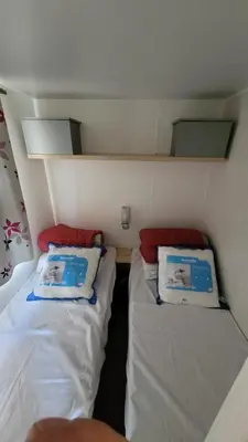 Un ou plusieurs lits dans un hébergement de l'établissement Mobile-home confort 3 chambres au camping, La Bourboule