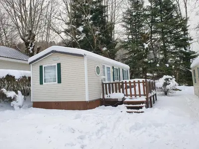 L'établissement Mobile-home confort 3 chambres au camping, La Bourboule en hiver