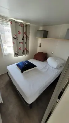 Un ou plusieurs lits dans un hébergement de l'établissement Mobile-home confort 3 chambres au camping, La Bourboule