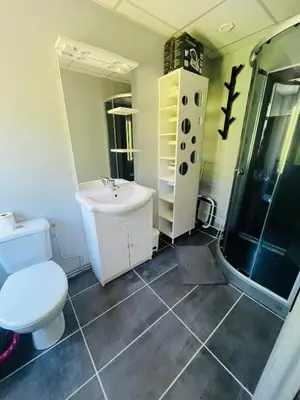 Salle de bains dans l'établissement F1 Drosera