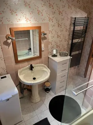 Salle de bains dans l'établissement Gîte 6 personnes Chez Gaby