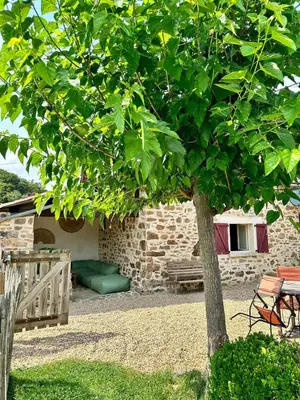 Jardin de l'établissement Aux Détours de l'Étang La Bergerie et sa piscine privative
