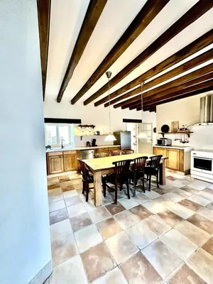 Cuisine ou kitchenette dans l'établissement Aux Détours de l'Étang La Bergerie et sa piscine privative