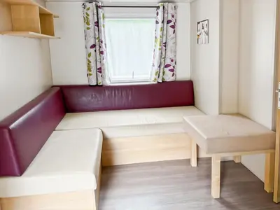 Coin salon dans l'établissement Mobil-home Le Sorbier, 6pers