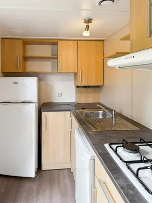 Cuisine ou kitchenette dans l'établissement Mobil-home Le Sorbier, 6pers