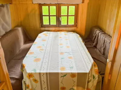 Un ou plusieurs lits dans un hébergement de l'établissement Nuit Magique en Roulotte - Vue Montagnes - Corrèze