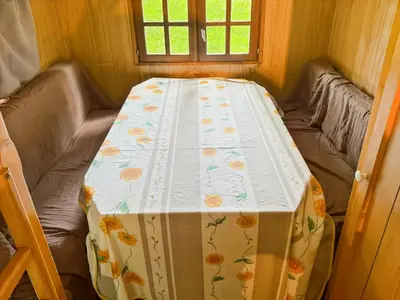 Coin salon dans l'établissement Nuit Magique en Roulotte - Vue Montagnes - Corrèze