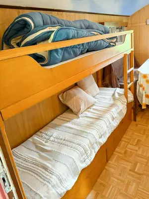 Un ou plusieurs lits dans un hébergement de l'établissement Nuit Magique en Roulotte - Vue Montagnes - Corrèze