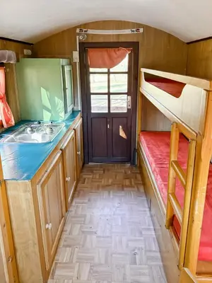 Un ou plusieurs lits dans un hébergement de l'établissement Nuit Magique en Roulotte - Vue Montagnes - Corrèze