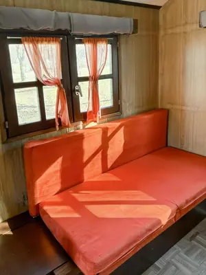 Un ou plusieurs lits dans un hébergement de l'établissement Nuit Magique en Roulotte - Vue Montagnes - Corrèze