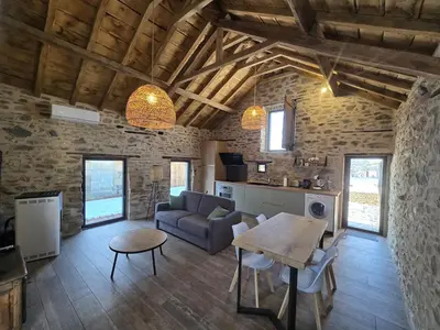 Coin salon dans l'établissement Bergerie en plein nature - SPA PRIVATIF