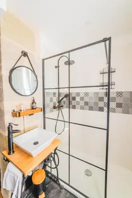 Salle de bains dans l'établissement Escale de Dali - 1 Chambre
