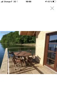 Balcon ou terrasse dans l'établissement Chalets flottants lac saint Étienne Cantales