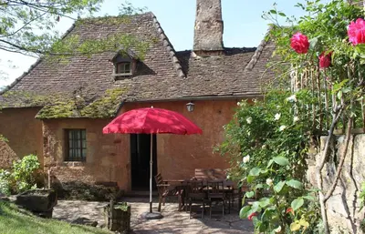 Jardin de l'établissement Maison de tuiles au pieds du château de Castelnau