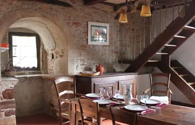 Coin salon dans l'établissement Maison de tuiles au pieds du château de Castelnau