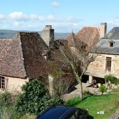 Maison de tuiles au pieds du château de Castelnau