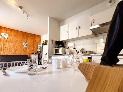 Cuisine ou kitchenette dans l'établissement Charmant studio au cœur de la station - FR-1-814-15