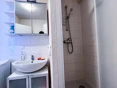 Salle de bains dans l'établissement Charmant studio au cœur de la station - FR-1-814-15
