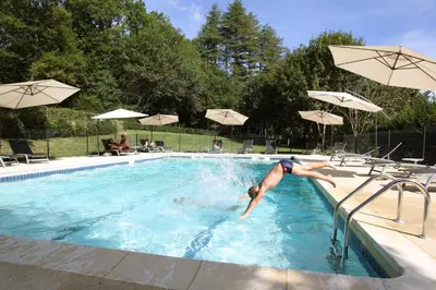 Piscine de l'établissement Domaine de Puy Robert LASCAUX - A 800m Grotte de Lascaux - Hôtel avec piscine - Chambres et gîtes-appartements - Sarlat - Dordogne ou située à proximité