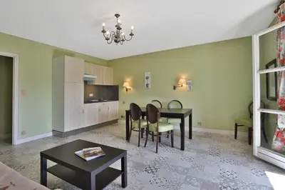 Cuisine ou kitchenette dans l'établissement Domaine de Puy Robert LASCAUX - A 800m Grotte de Lascaux - Hôtel avec piscine - Chambres et gîtes-appartements - Sarlat - Dordogne