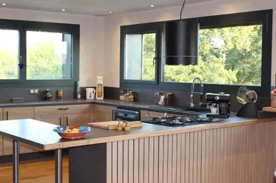 Cuisine ou kitchenette dans l'établissement Gîte écologique proche Rocamadour & Gouffre de Padirac Vue vallée Dordogne