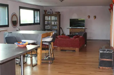 Télévision ou salle de divertissement dans l'établissement Gîte écologique proche Rocamadour & Gouffre de Padirac Vue vallée Dordogne