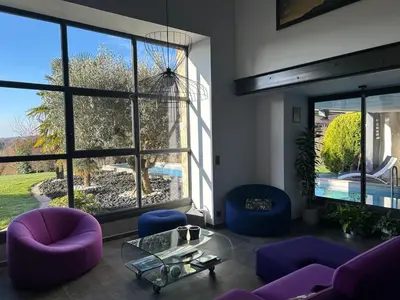 Coin salon dans l'établissement Séjour Raffiné et Confortable à Magnac Bourg
