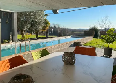 Piscine de l'établissement Séjour Raffiné et Confortable à Magnac Bourg ou située à proximité