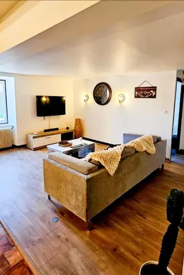 Télévision ou salle de divertissement dans l'établissement Le Gîte de la Crégut