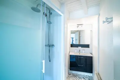 Salle de bains dans l'établissement Le Petit Nid en Haut, en duplex