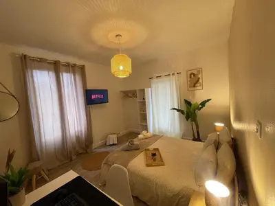 Télévision ou salle de divertissement dans l'établissement L 'Écrin Ivoire - Comfort and Productivity -Terrasse