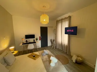 Télévision ou salle de divertissement dans l'établissement L 'Écrin Ivoire - Comfort and Productivity -Terrasse