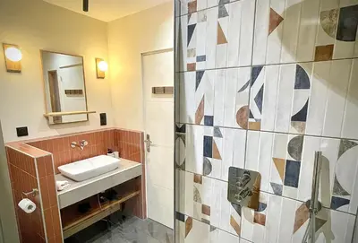 Salle de bains dans l'établissement Le Pianiste, en hypercentre avec balcon