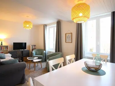 Télévision ou salle de divertissement dans l'établissement Appart T3 lumineux, 5 pers, jardin, wifi, La Bourboule - FR-1-608-283