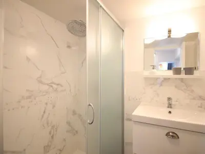 Salle de bains dans l'établissement Appart T3 lumineux, 5 pers, jardin, wifi, La Bourboule - FR-1-608-283