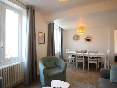 Coin salon dans l'établissement Appart T3 lumineux, 5 pers, jardin, wifi, La Bourboule - FR-1-608-283