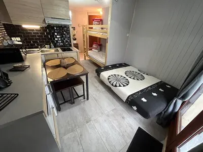 Un ou plusieurs lits dans un hébergement de l'établissement Studio au pied des pistes avec accès privé par son balcon