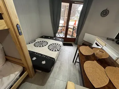 Un ou plusieurs lits dans un hébergement de l'établissement Studio au pied des pistes avec accès privé par son balcon