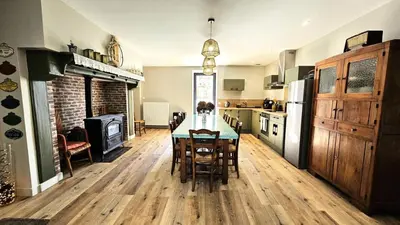 Cuisine ou kitchenette dans l'établissement Gîte de France La maroussie 3 épis - Gîte de France 6 personnes MAE-5131