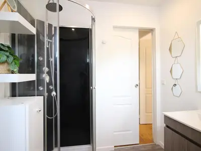 Salle de bains dans l'établissement Spacieux T3 La Bourboule, 4 pers, proche thermes et commodités - FR-1-608-284