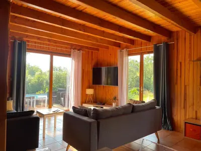 Télévision ou salle de divertissement dans l'établissement Chalet Enchante Nature