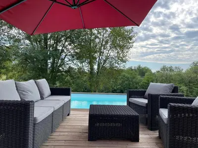 Piscine de l'établissement Chalet Enchante Nature ou située à proximité