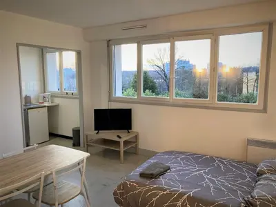 Télévision ou salle de divertissement dans l'établissement Appartement double à Limoges