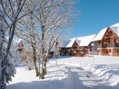 L'établissement Appartement duplex 8 pers à Super-Besse avec wifi et piscine chauffée en hiver