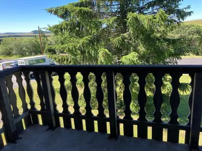 Balcon ou terrasse dans l'établissement Appartement duplex 8 pers à Super-Besse avec wifi et piscine chauffée