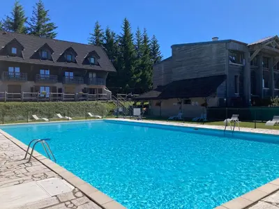 Piscine de l'établissement Appartement duplex 8 pers à Super-Besse avec wifi et piscine chauffée ou située à proximité