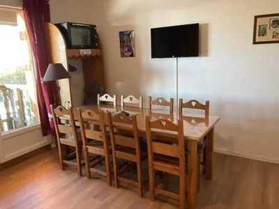 Télévision ou salle de divertissement dans l'établissement Appartement duplex 8 pers à Super-Besse avec wifi et piscine chauffée
